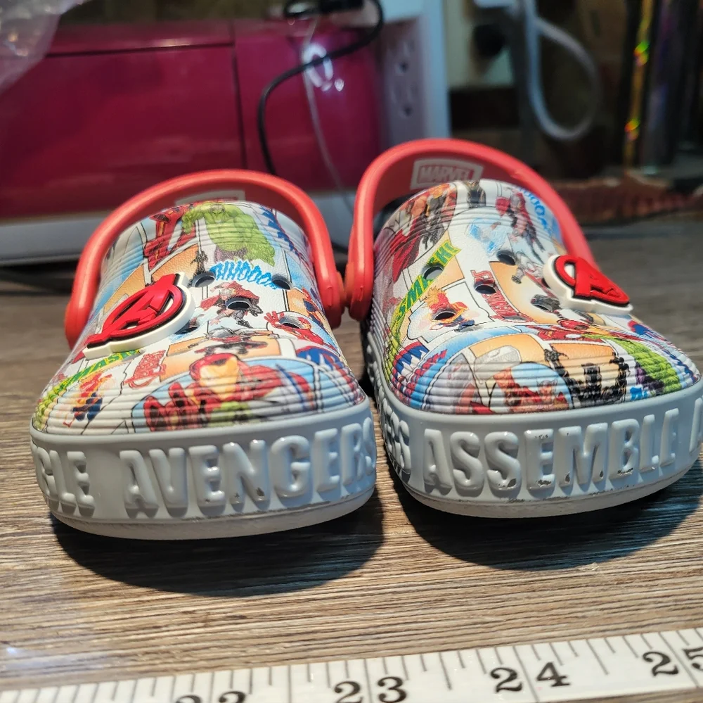 Crocs‎ NWOT Avengers Off Court Clogs Size 8 Toddler